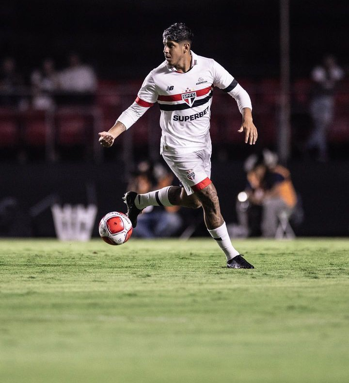 "Era meia, gosto de sair jogando" - Alan Franco comenta sobre facilidade de conduzir a bola e partir para o jogo 1 image 103