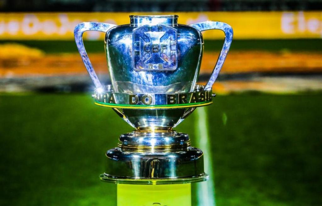Troféu da Copa do Brasil em destaque, com inscrição 'Copa do Brasil' na peça.