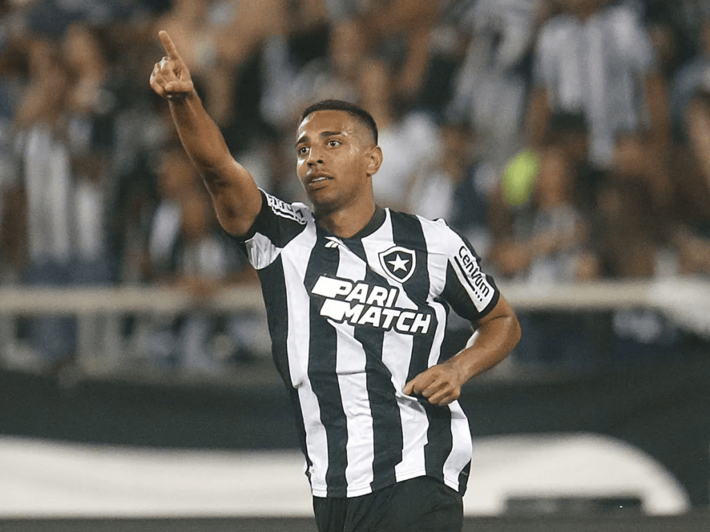 São Paulo mantém conversas com agente de Victor Sá que tem mais 3 jogadores no elenco principal do Tricolor 1 Jogador de futebol comemorando com o dedo apontado para cima, vestindo camisa listrada em preto e branco.