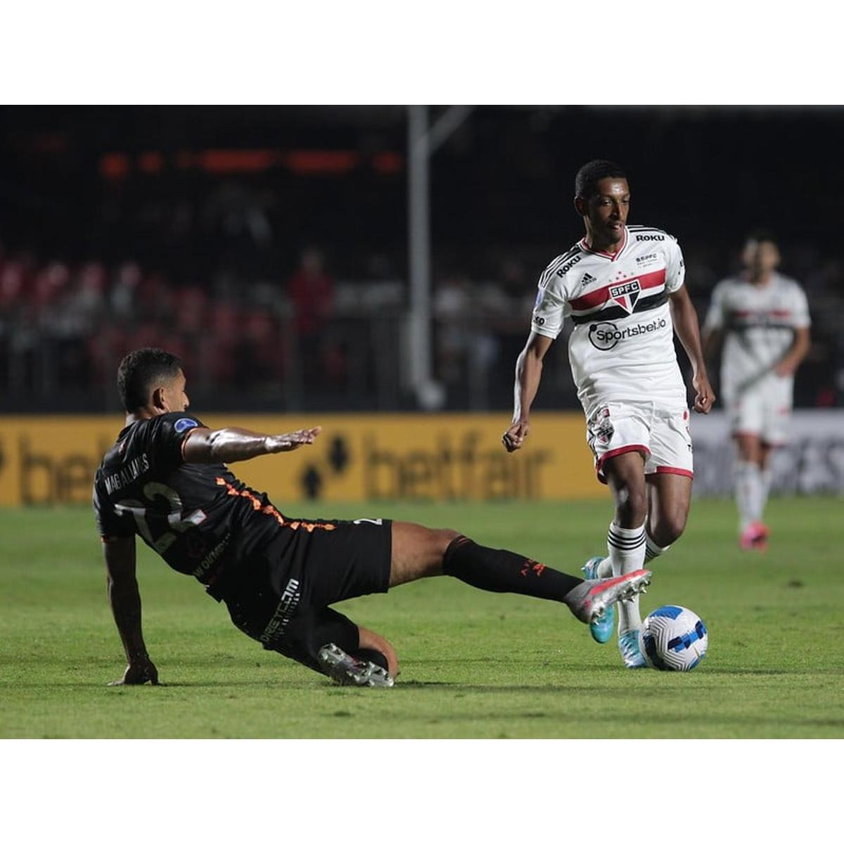 Talles Costa fala sobre possibilidade de  retorno ao São Paulo após Europa