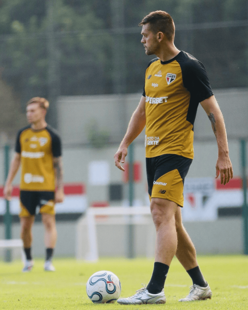Atolado de desfalques, veja Escalação Provável de São Paulo Boston River que deve ter Cotia como titular 1 Jogador de futebol em treinamento, usando uniforme do São Paulo FC, com a bola no chão e outro jogador ao fundo.