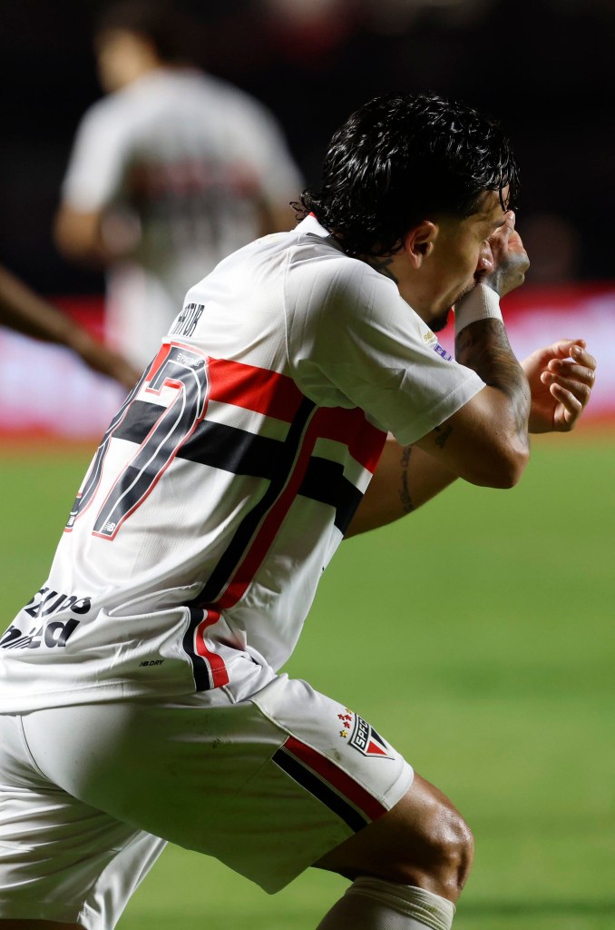 Gol, moral e vitória: São Paulo merece olhar para cima 1 Jogador de futebol do São Paulo FC comemorando um gol, com a mão no rosto, feliz e emocionado.
