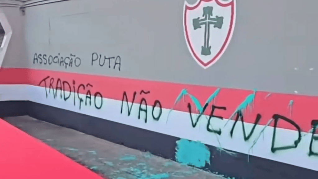 Vandalizado estádio após pintura com as cores do São Paulo 1 Grafite em mural com as palavras 'ASSOCIAÇÃO PUTA' e 'TRADIÇÃO NÃO VENDE', em uma parede com cores vermelha, branca e preta.